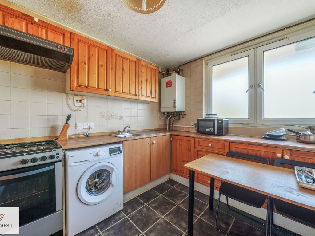 4 bed flat to rent in Fern Street, Bromley By Bow, London E3, £3,250