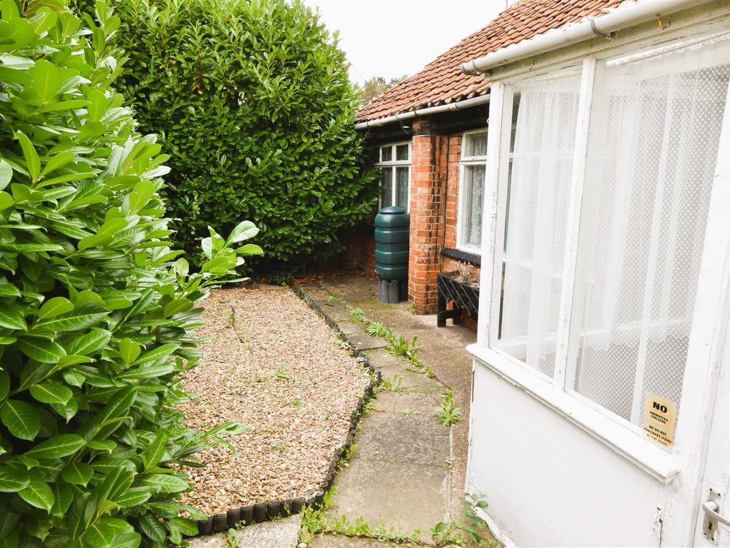 1 bed detached bungalow for sale in High Street, Collingham, Newark
