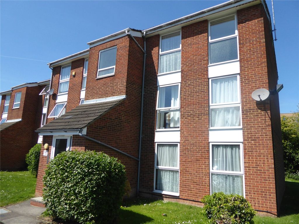 2 bed flat to rent in The Mall, Dunstable LU5, £1,000 pcm Zoopla