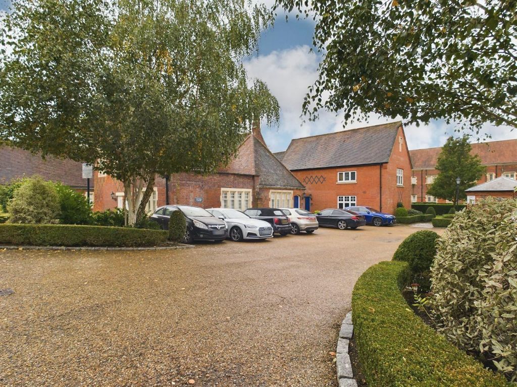 3 bed flat for sale in The Galleries, Warley, Brentwood CM14, £550,000