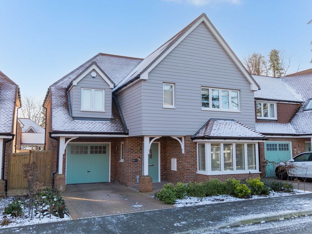 4 bed detached house for sale in Schwaz Road, East Grinstead RH19, £