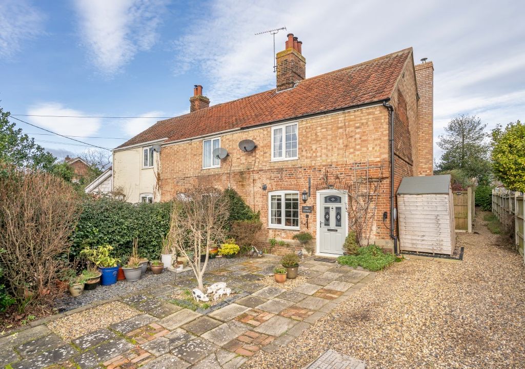 2 bed end terrace house for sale in Norwich Road, Strumpshaw, Norwich