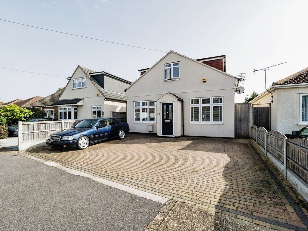 4 bed detached house for sale in Sunningdale Road, Rainham RM13, £