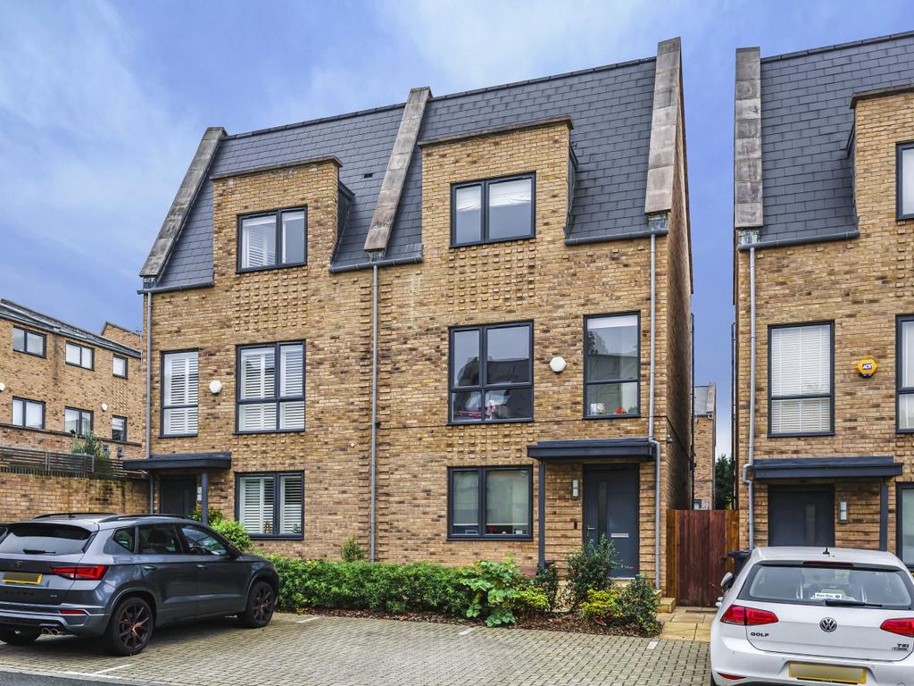 Well Grove, London N20  