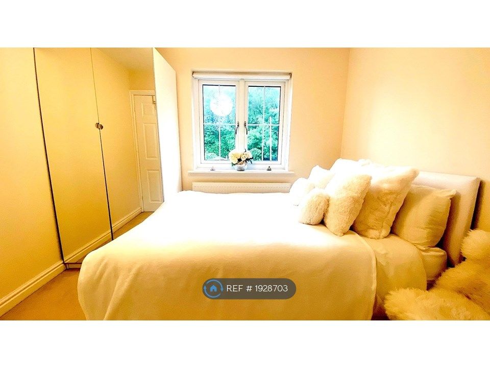 Room to rent in Epping, Epping CM16, £1,000 pcm Zoopla