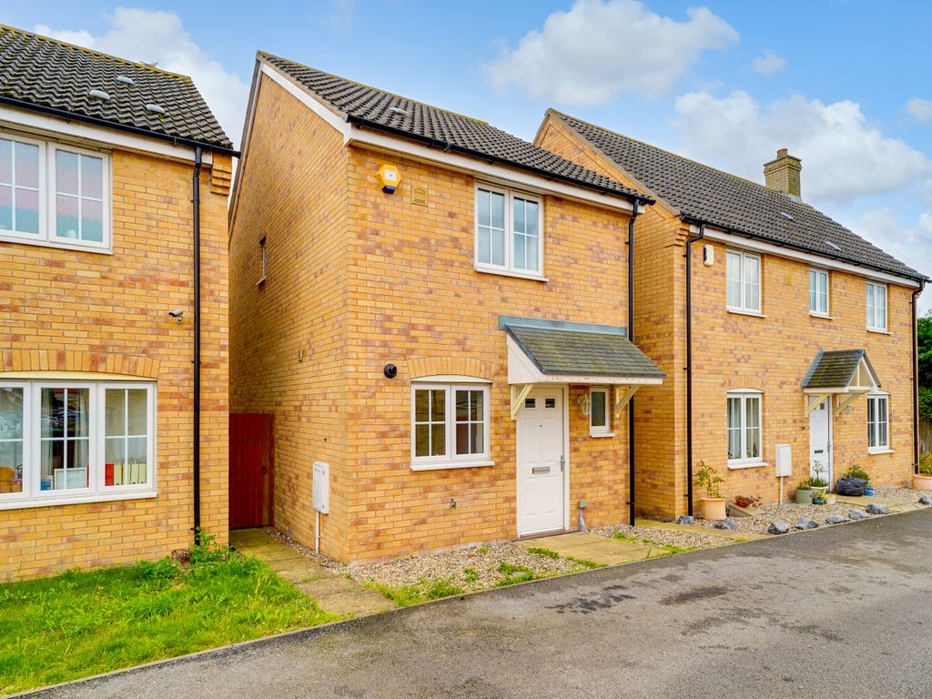 2 bed detached house to rent in Fairbairn Way, Chatteris PE16, £850 pcm