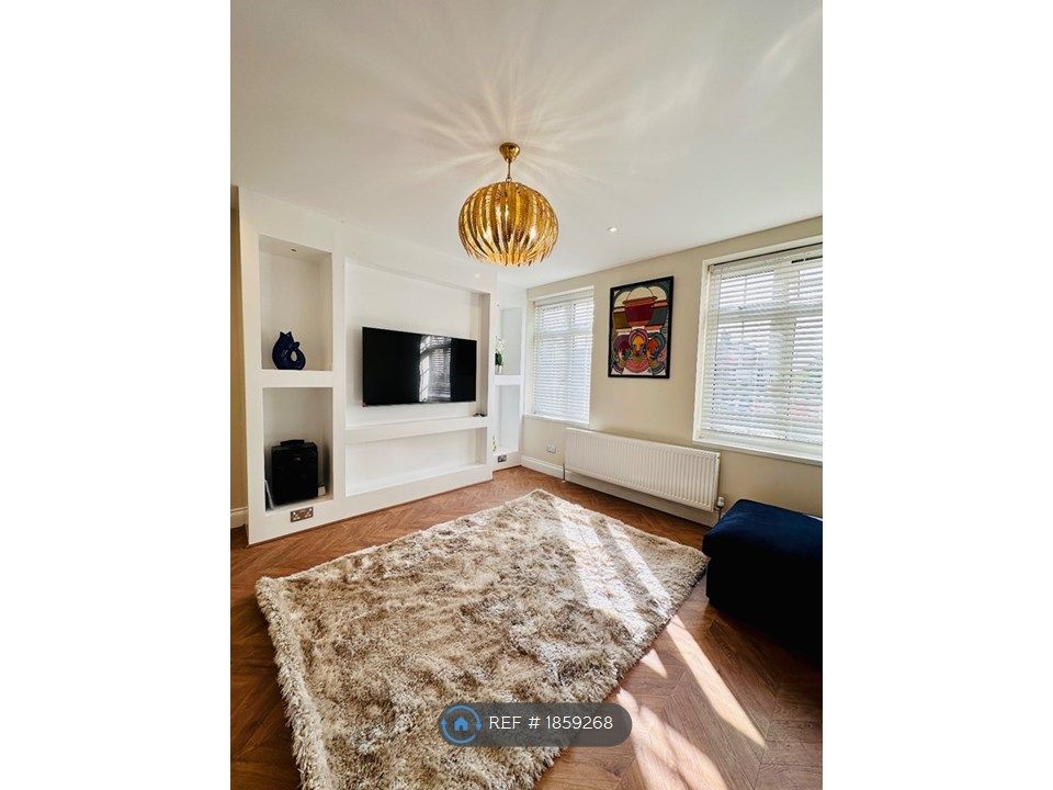 2 bed flat to rent in Downham Way, Kent BR1, £2,000 pcm Zoopla