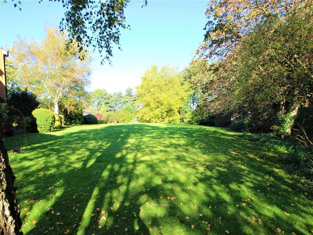 2 bed flat for sale in Glenfield Drive, Kirk Ella, Hull HU10, £172,500