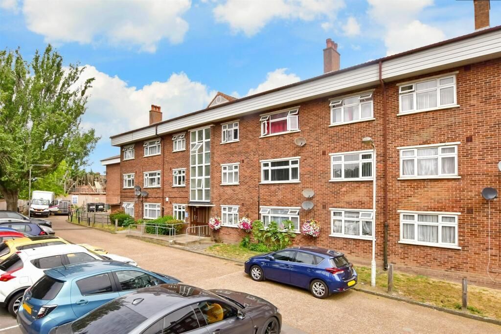 3 bed flat for sale in Hatfield Close, Ilford IG6, £330,000 Zoopla