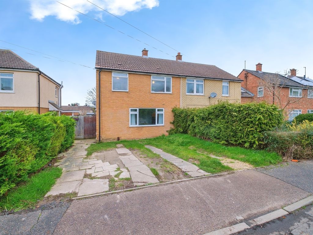 3 bed semidetached house for sale in Macaulay Square, Great Shelford