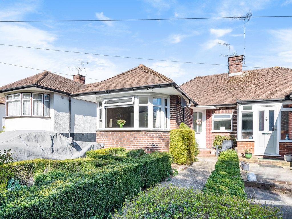 3 bed semidetached bungalow for sale in Pinewood Drive, Farnborough