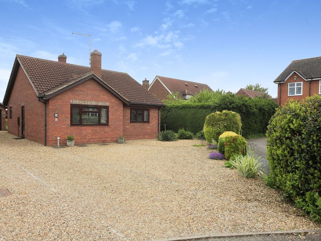 3 bed detached bungalow for sale in Hawthorn Close, Newborough