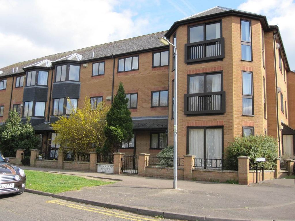 2 bed flat to rent in The Mallards, River Lane, Cambridge CB5, £1,600