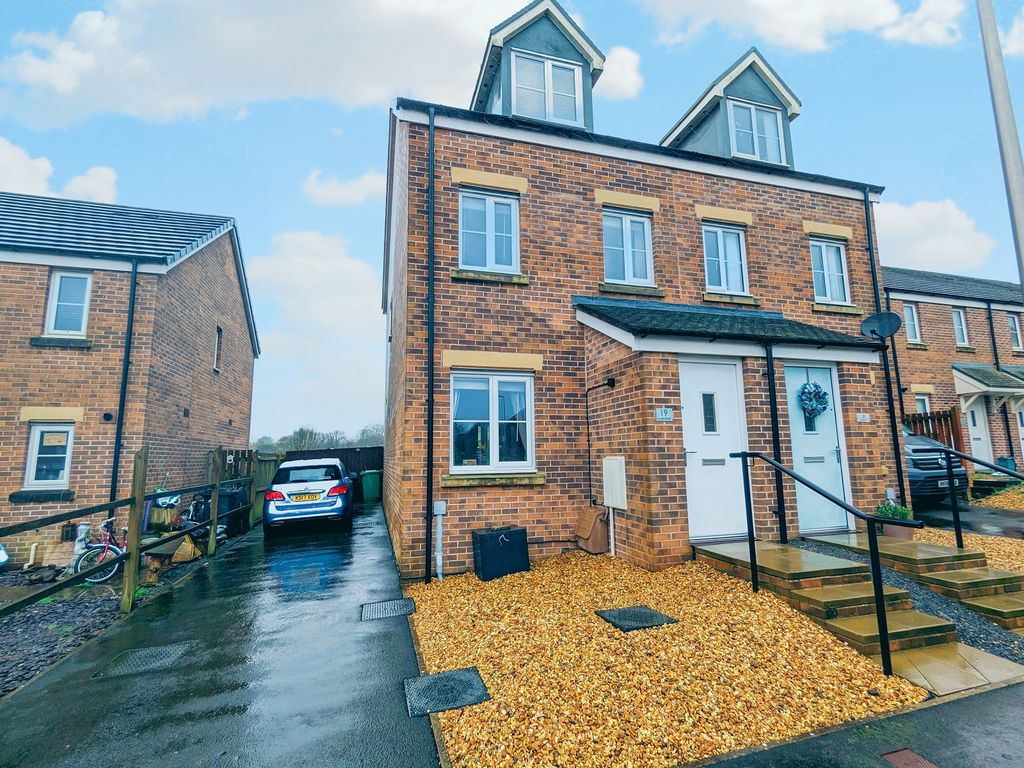 3 bed semidetached house for sale in Maes Pedr, Carmarthen SA31, £