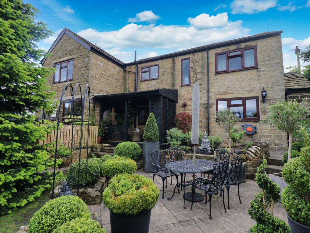4 bed end terrace house for sale in Low Moor Side, New Farnley, Leeds
