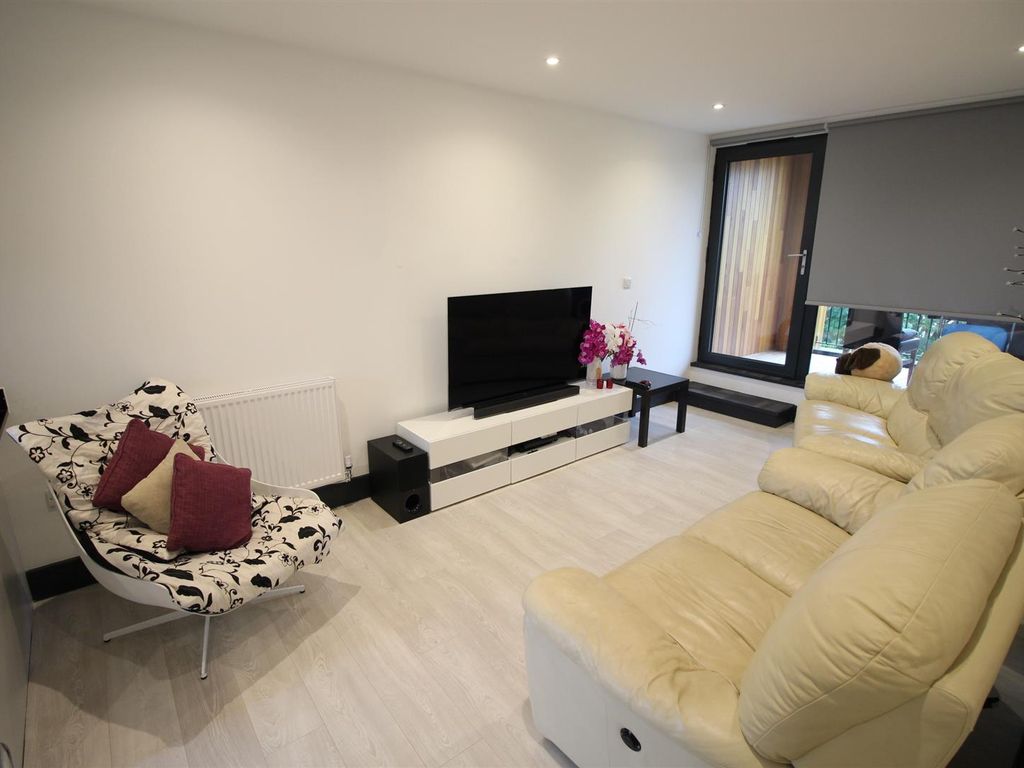 2 bed flat to rent in Molesey Road, West Molesey KT8, £1,650 pcm Zoopla