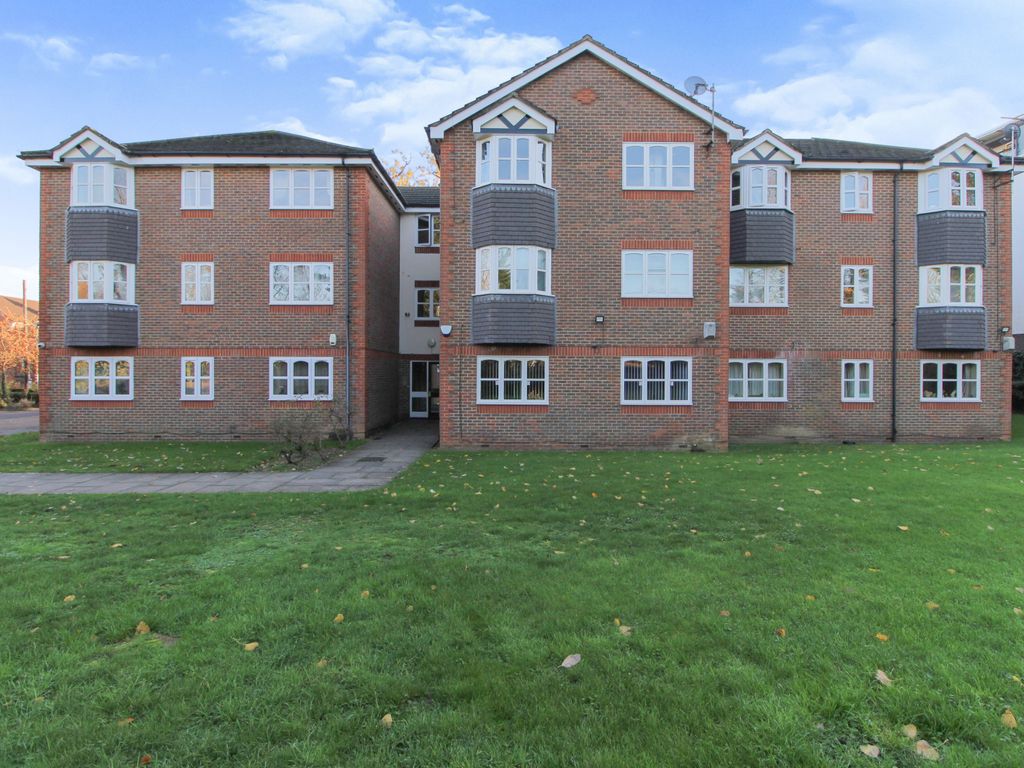 2 bed flat to rent in Blenheim Court, Kenton Road, Kenton, Harrow HA3