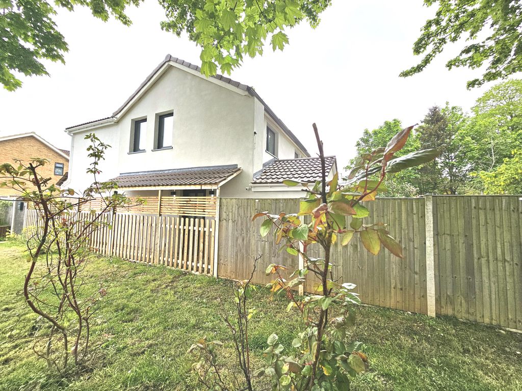 4 bed end terrace house for sale in Broadwater Crescent, Stevenage SG2