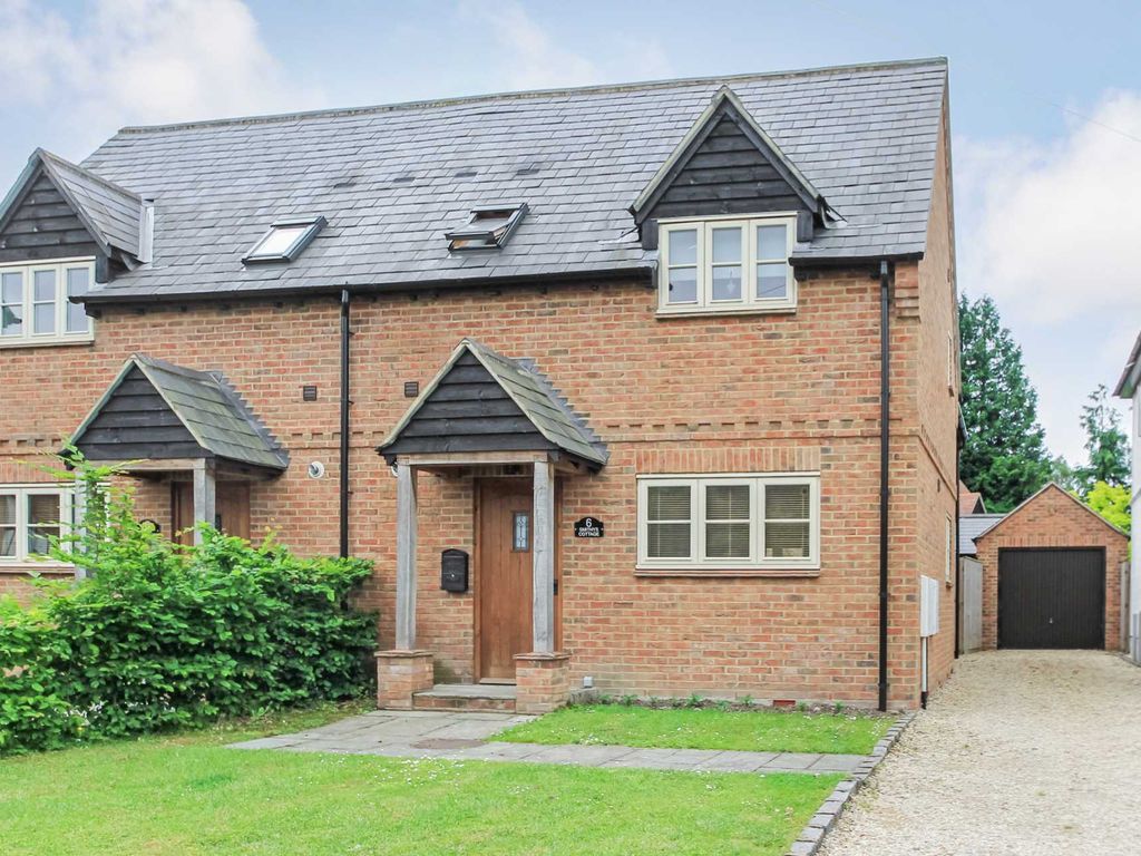 3 bed semidetached house to rent in Court, Aston Clinton