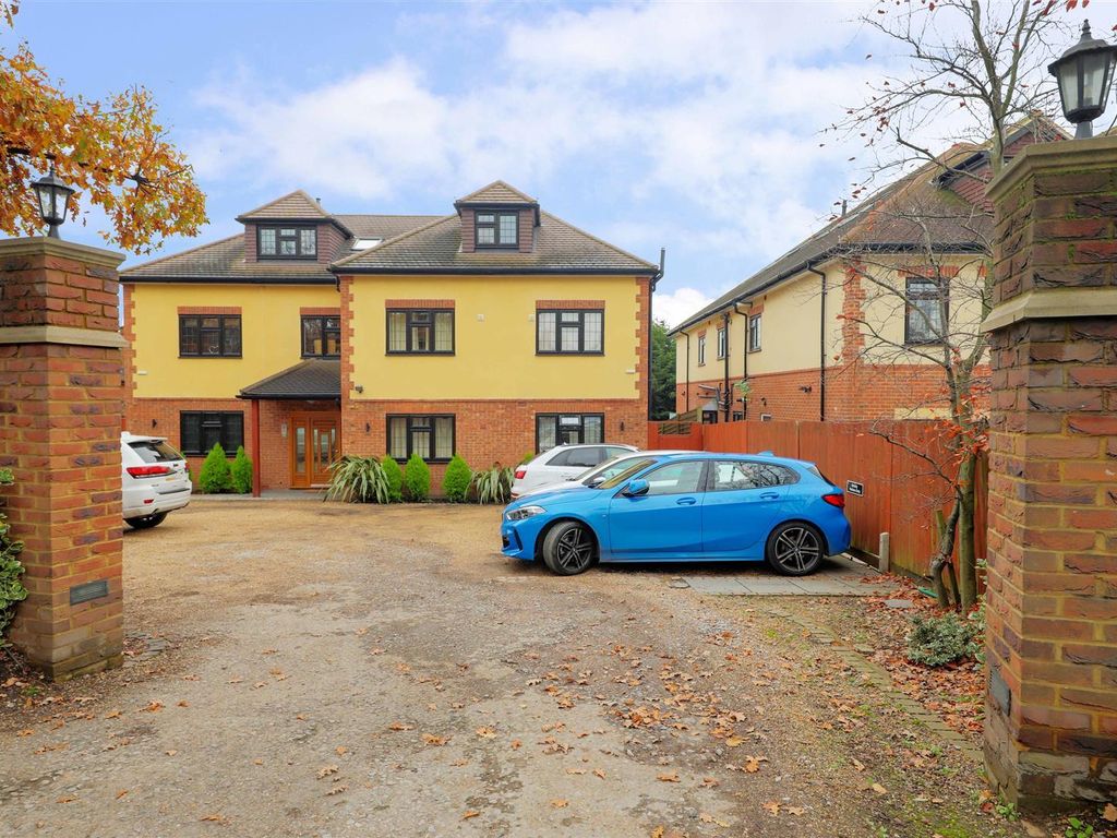 3 bed flat for sale in Swakeleys Road, Ickenham UB10 Zoopla