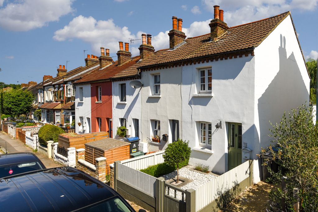 2 bed end terrace house to rent in Gladstone Road, Surbiton KT6, £1,600