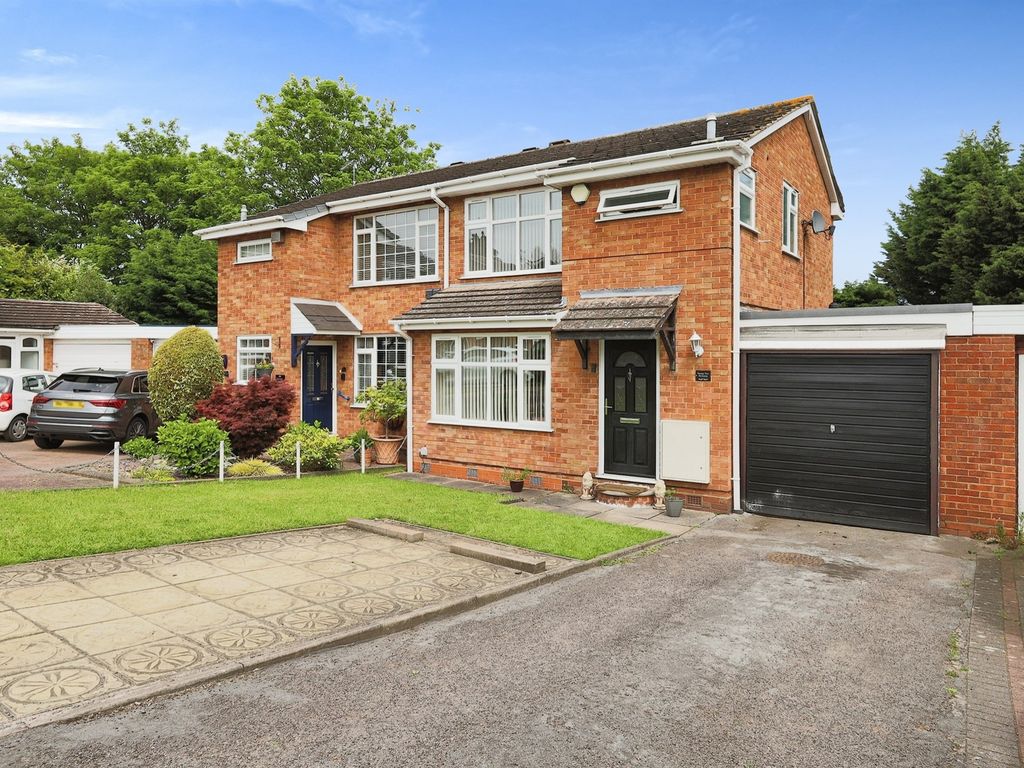 3 bed semidetached house for sale in The Greenway, Marston Green