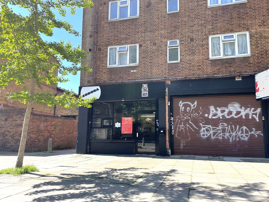 Retail premises to let in Clapham Park Road, London SW4, £16,000 pa
