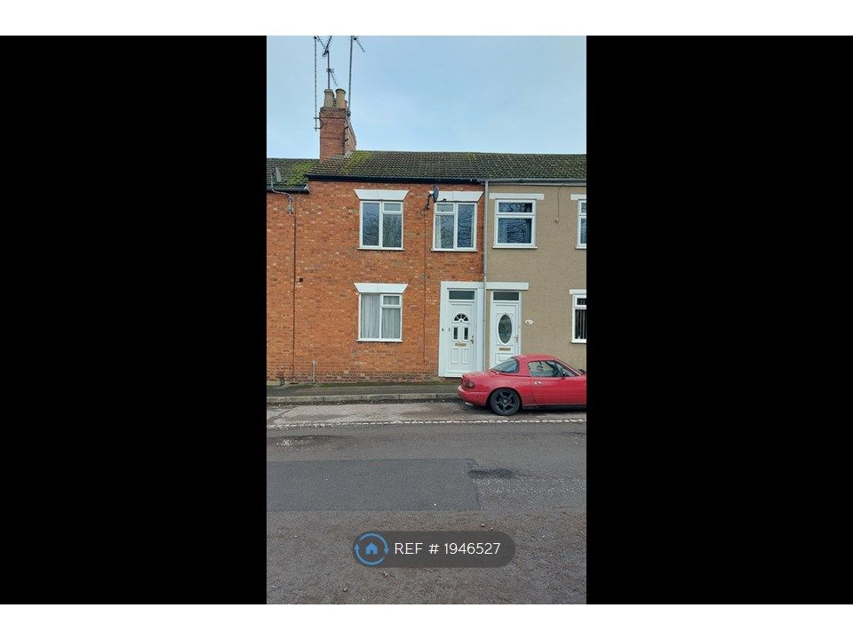 3 bed terraced house to rent in Church Street, New Bradwell, Milton