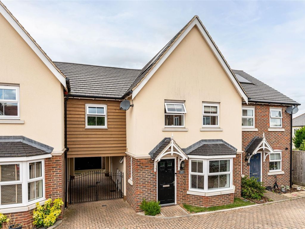 4 bed semidetached house for sale in Crawley Hobbs Close, Saffron