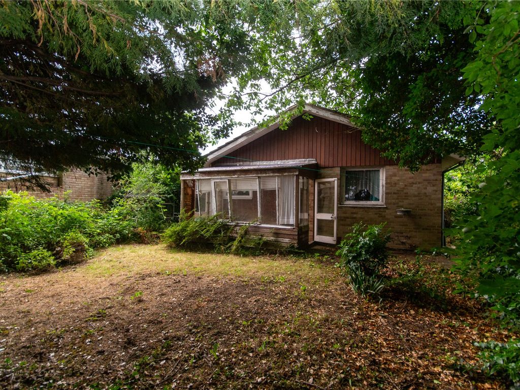 2 bed bungalow for sale in Barnabas Road, Linslade, Leighton Buzzard