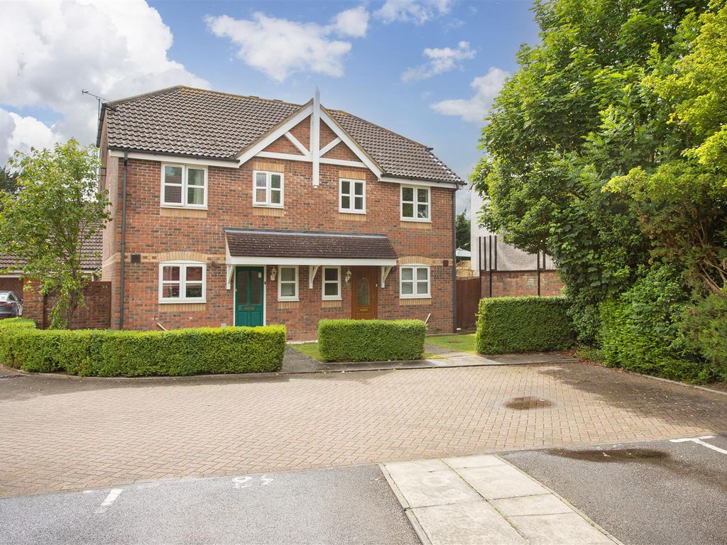 3 bed semidetached house for sale in Whitehead Way, Aylesbury HP21