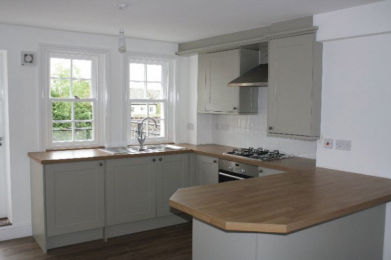 2 bed flat to rent in Queens Square, High Street, Princes Risborough