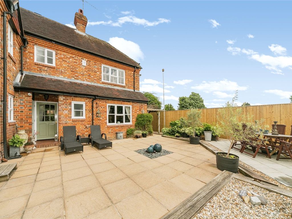 4 bed country house for sale in Burghfield Road, Reading, Berkshire