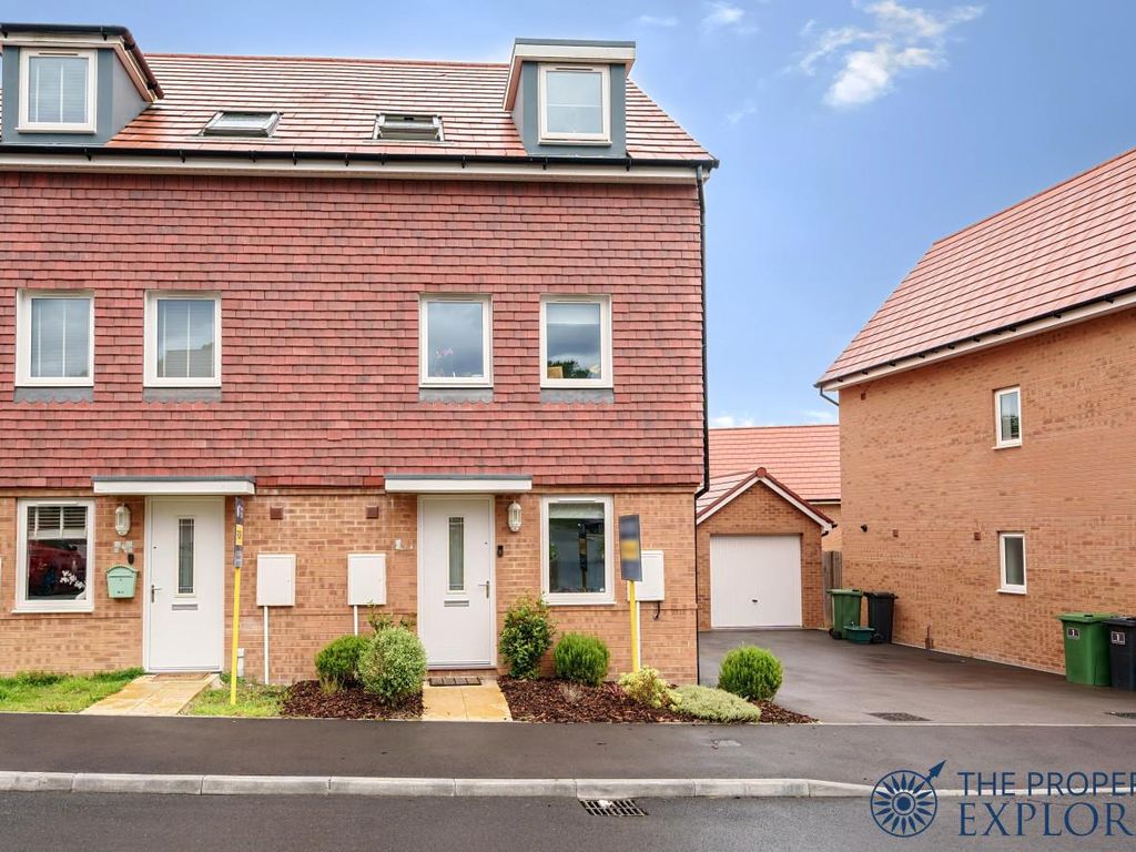 3 bed town house for sale in Blackmoor Drive, Basingstoke RG24, £