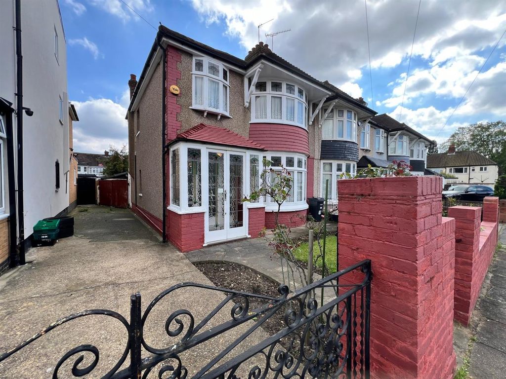 3 Bed End Terrace House For Sale In Capel Gardens Ilford Ig3 £525 000