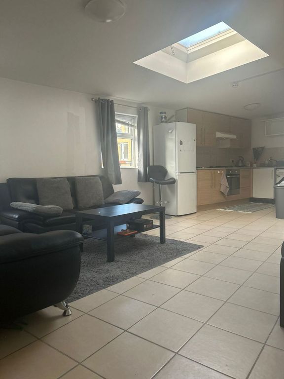 2 bed flat to rent in Coombe Road, Norbiton, Kingston Upon Thames KT2