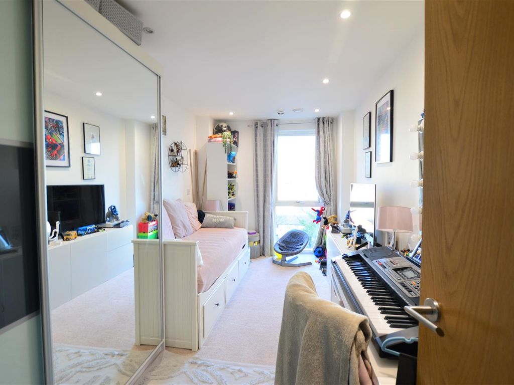 2 bed flat to rent in Railway Terrace, Slough SL2, £1,350 pcm Zoopla