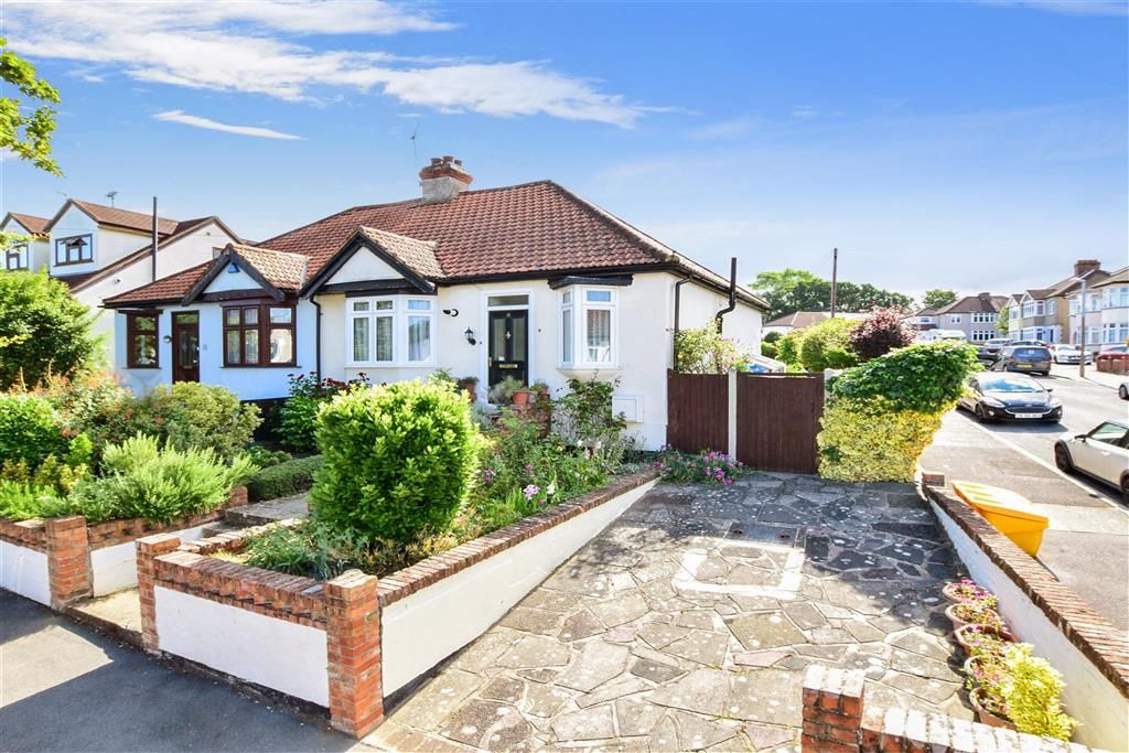 2 bed semidetached bungalow for sale in Fanshawe Crescent, Hornchurch