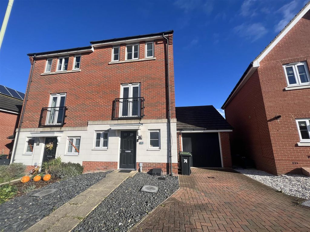 4 bed semidetached house to rent in Buzzard Rise, Stowmarket IP14, £