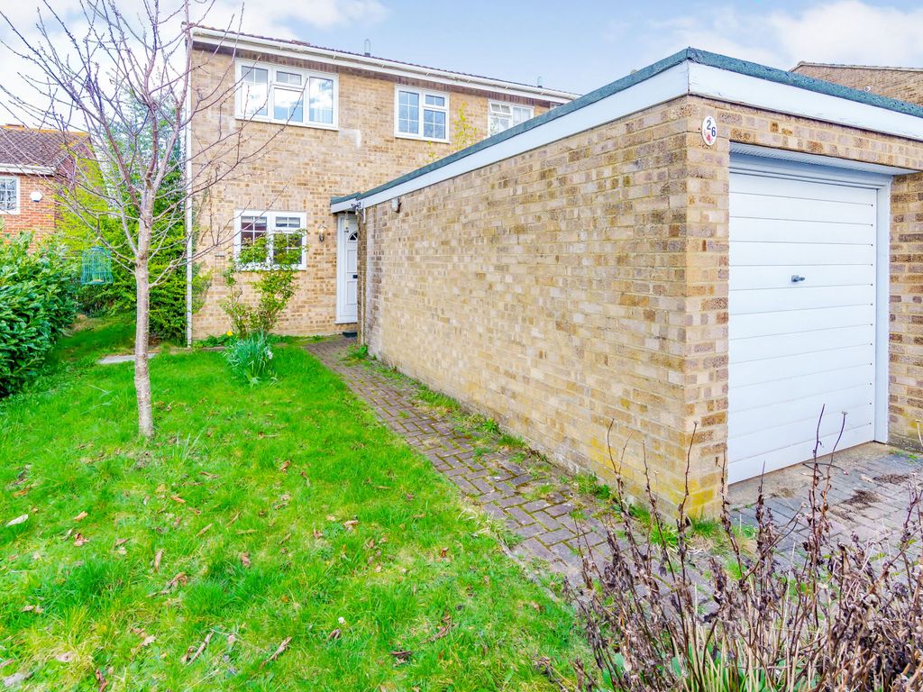 3 bed semidetached house for sale in Darley Close, Shirley, Croydon