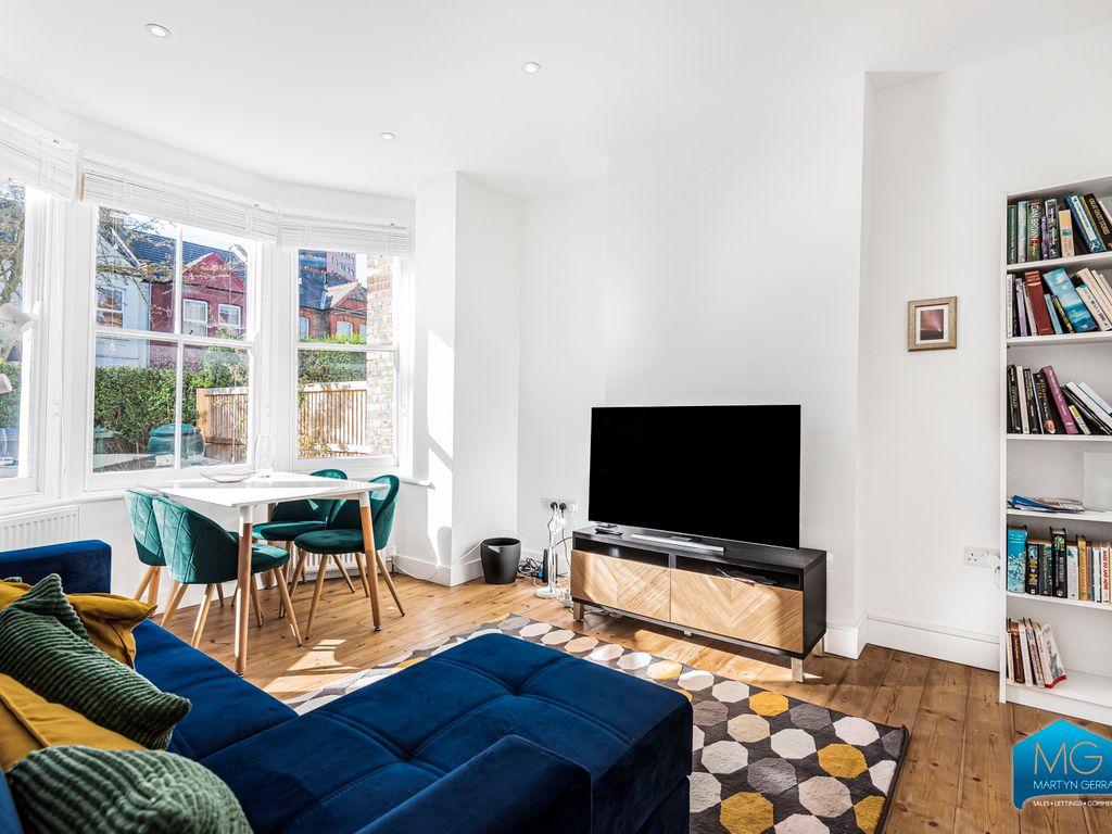 2 bed to rent in Market Place, East Finchley, London N2, £