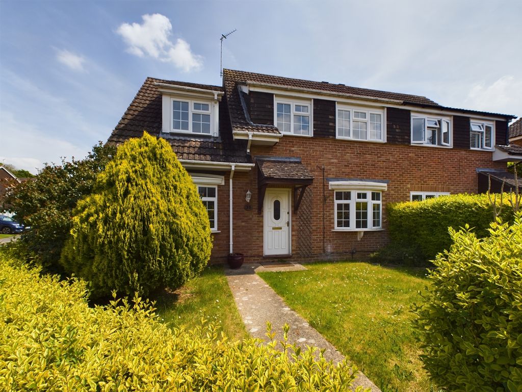 4 bed semidetached house for sale in Apple Close, Tilehurst, Reading