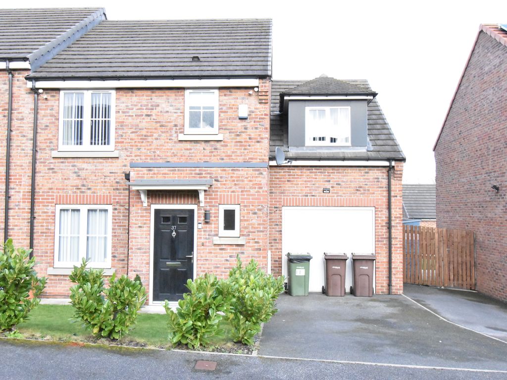 4 bed semidetached house for sale in The Meadows, South Elmsall