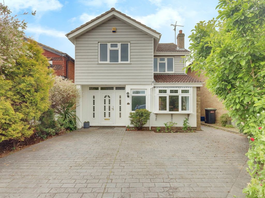 4 bed detached house for sale in The Spinneys, LeighOnSea SS9, £