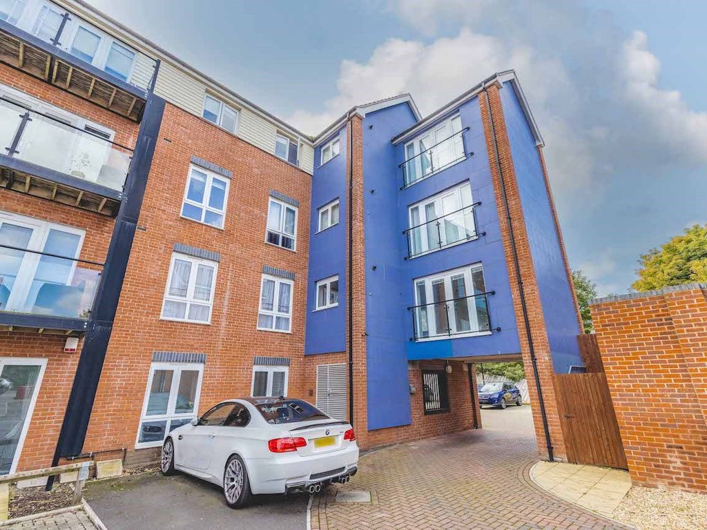 2 bed flat for sale in Chadwick Road, Langley SL3 Zoopla