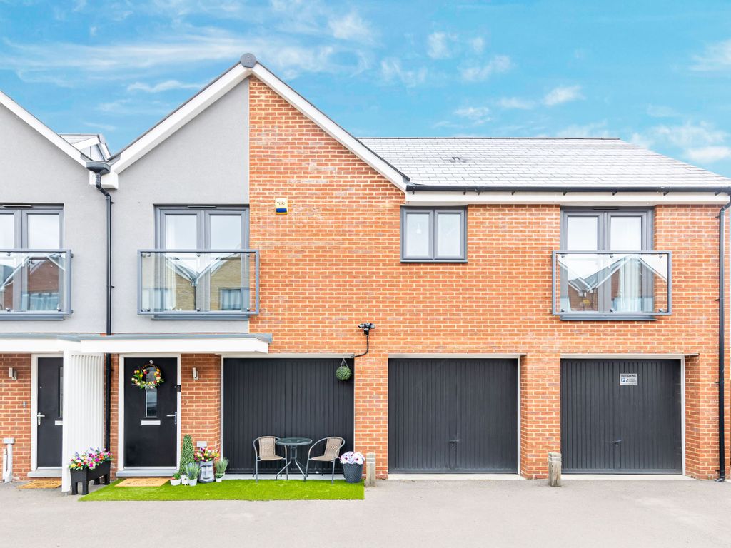 2 bed semidetached house for sale in Thackeray Drive, Northfleet