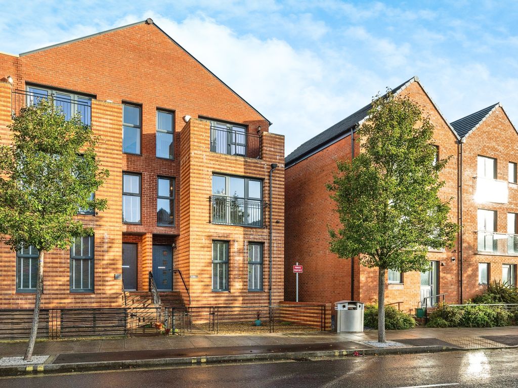 3 bed town house for sale in Langdon Road, Marina SA1, £375,000 Zoopla