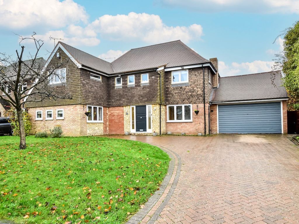 4 bed detached house for sale in Mayflower Close, Hartwell, Aylesbury