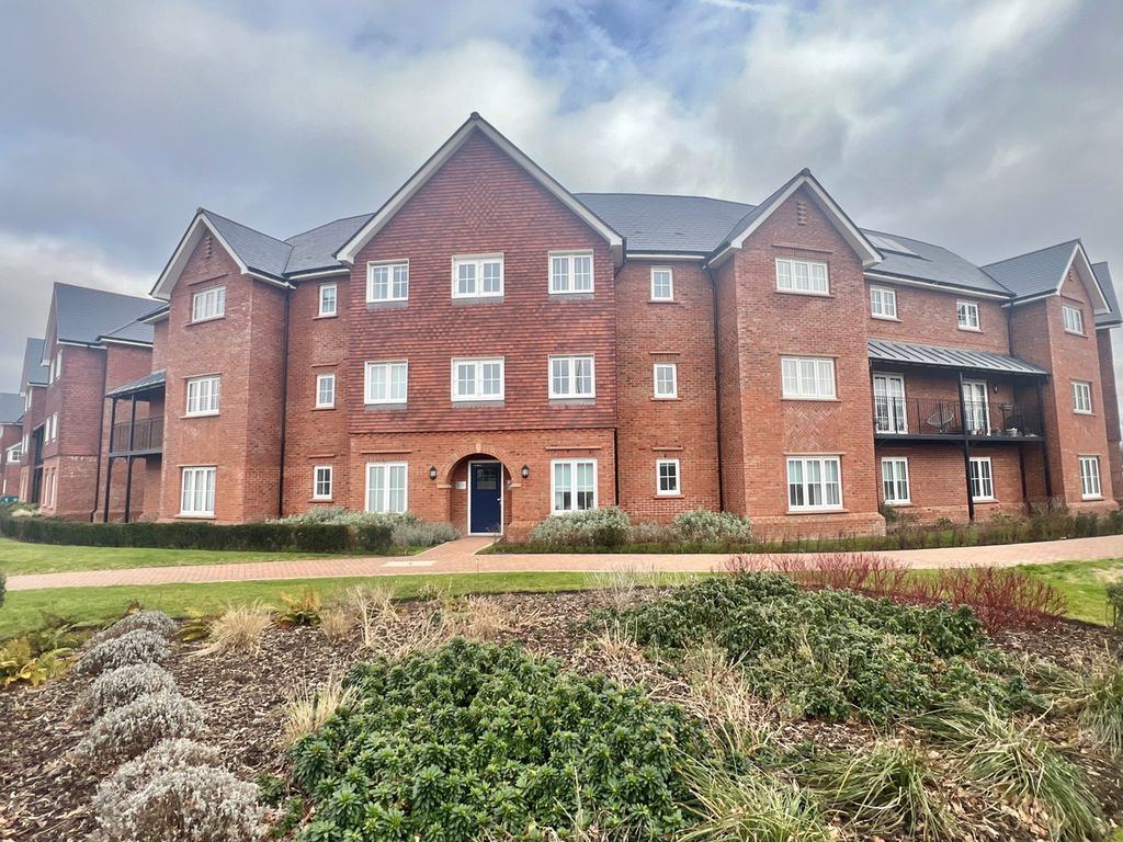 2 bed flat for sale in Franklin Gardens, Didcot OX11, £275,000 Zoopla