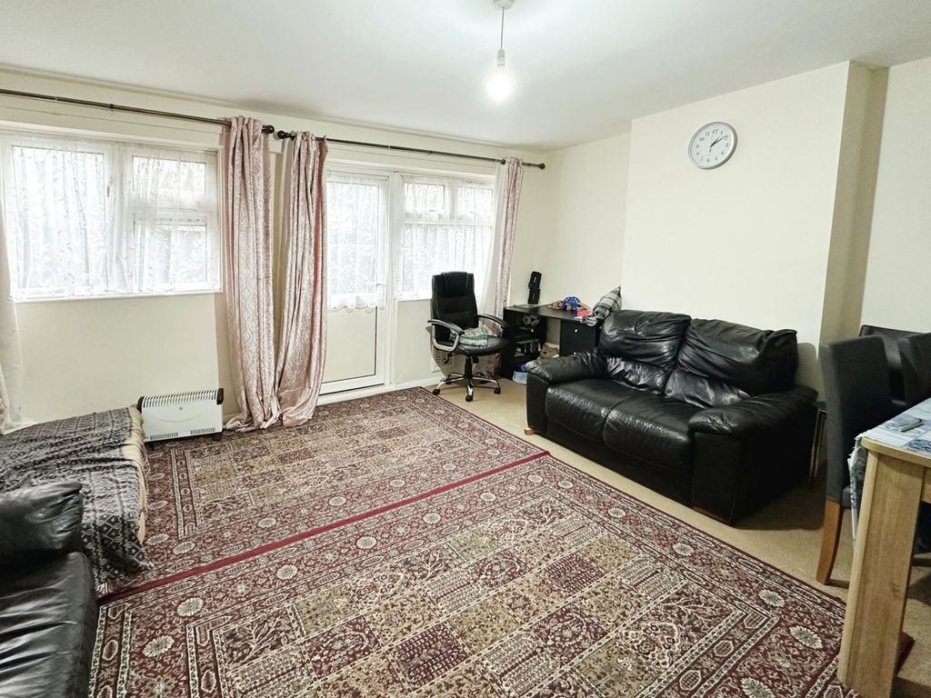 3 bed terraced house for sale in Beaconsfield Road, London E16, £